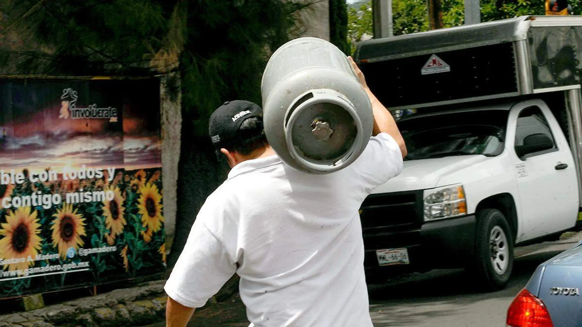 Hombre transporta cilindro de gas lp